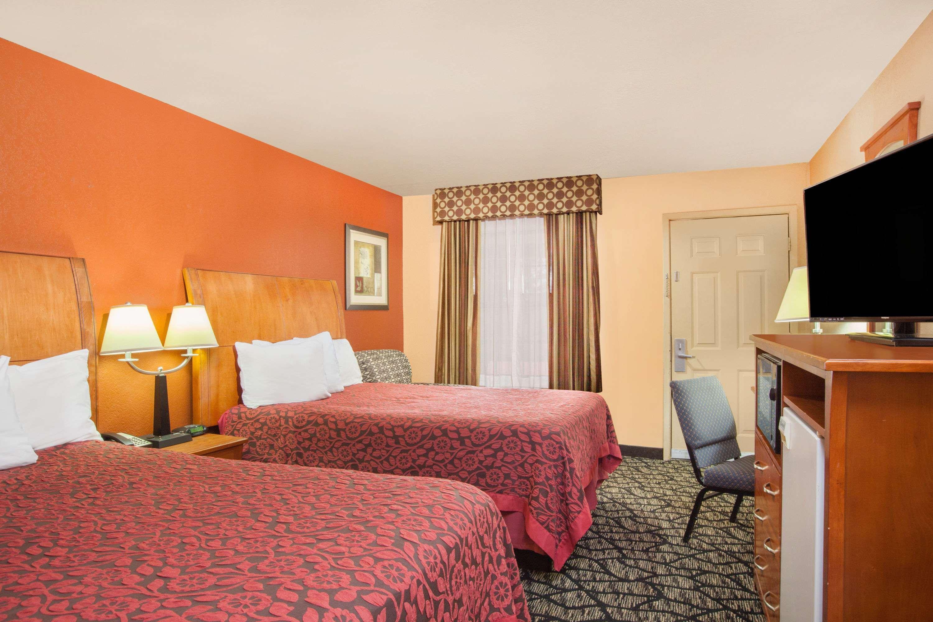 Days Inn By Wyndham Centerville Экстерьер фото