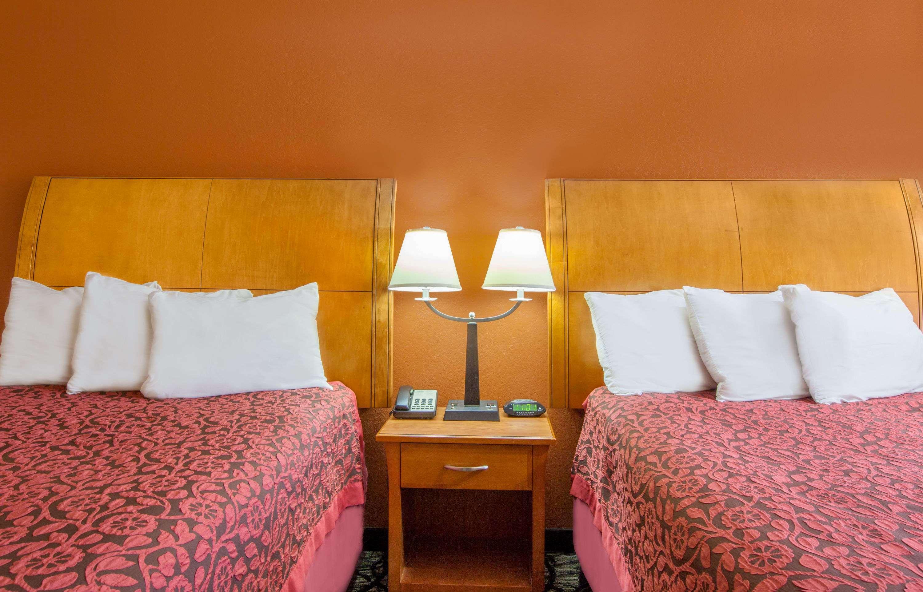 Days Inn By Wyndham Centerville Экстерьер фото