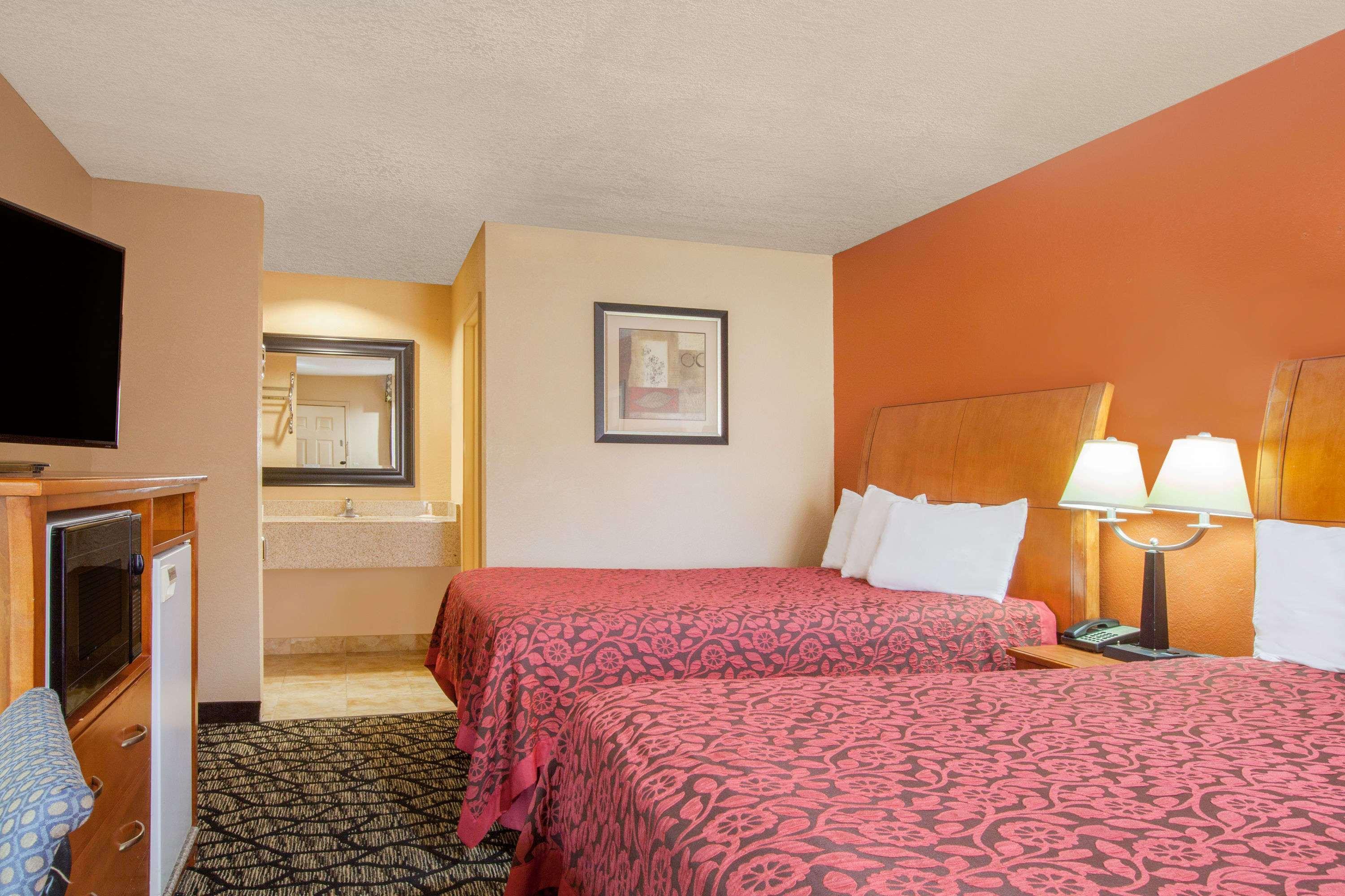 Days Inn By Wyndham Centerville Экстерьер фото