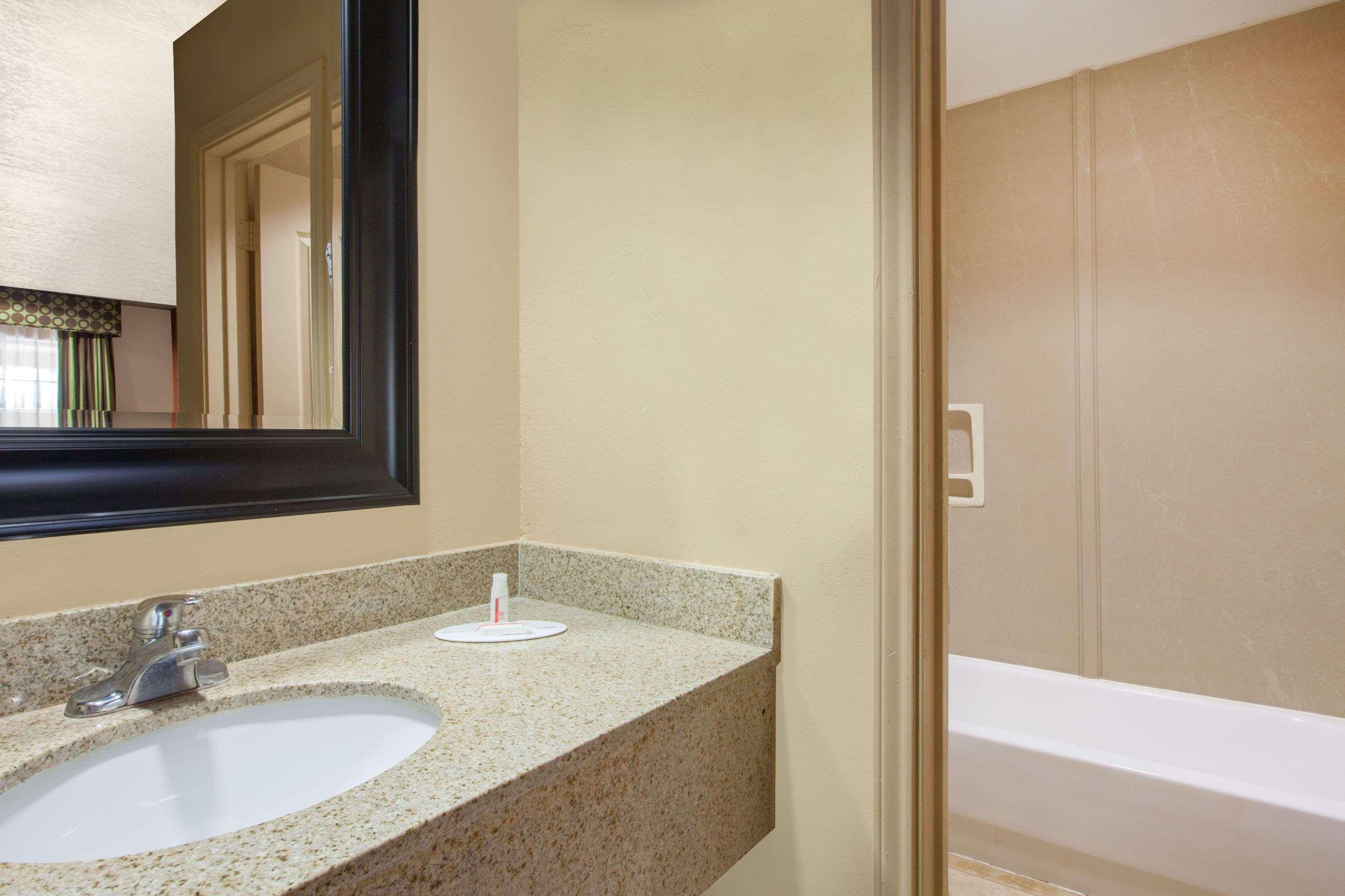 Days Inn By Wyndham Centerville Экстерьер фото