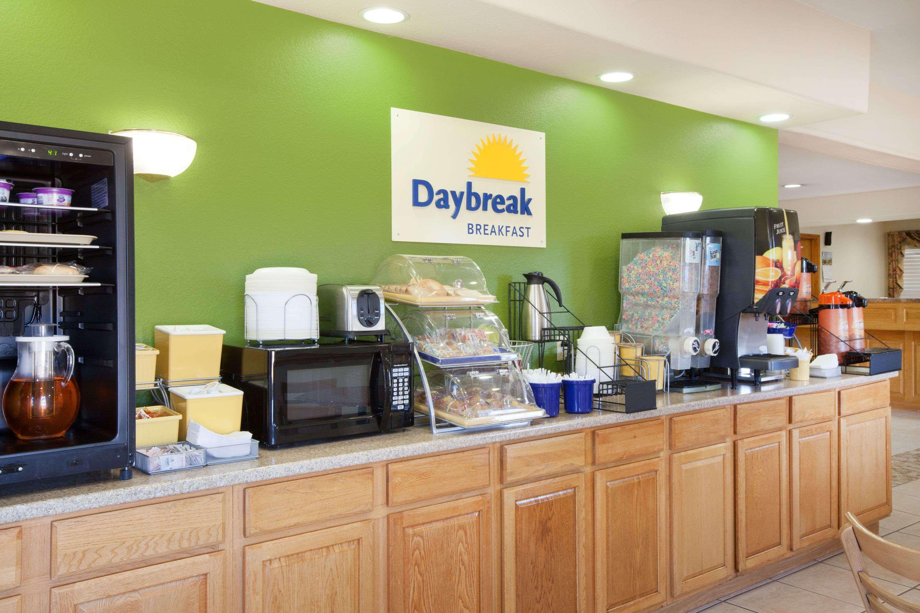 Days Inn By Wyndham Centerville Экстерьер фото