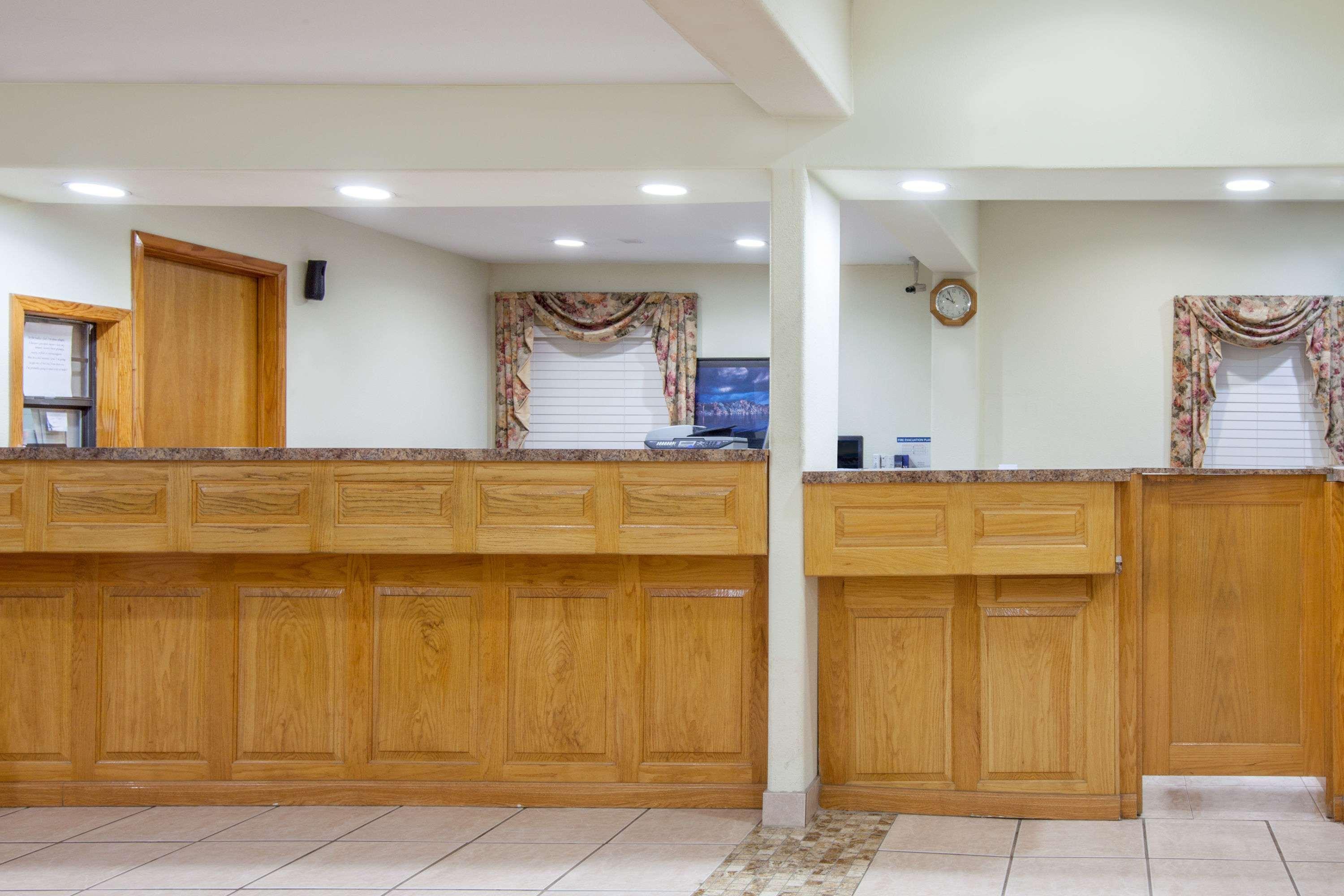 Days Inn By Wyndham Centerville Экстерьер фото