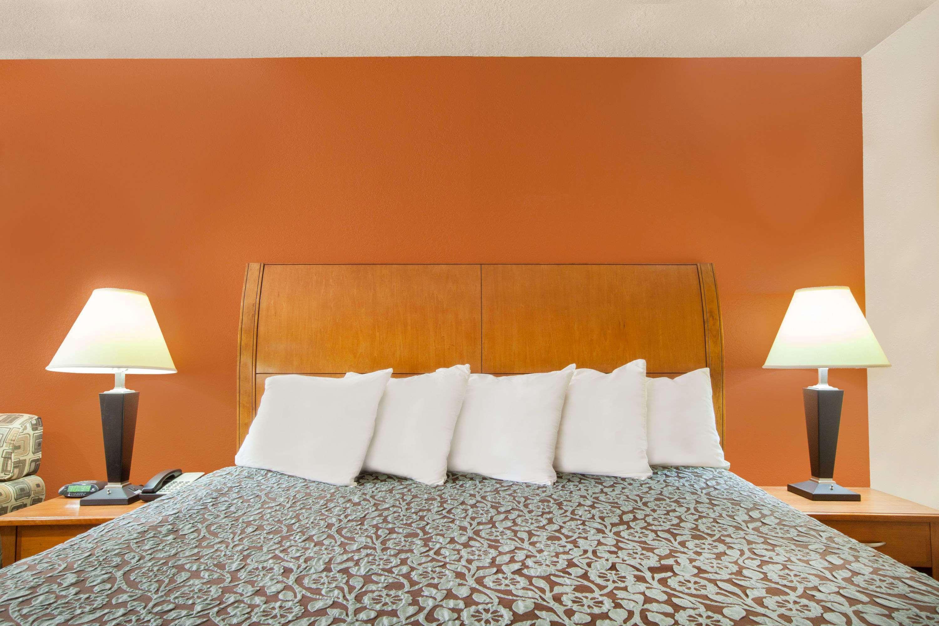 Days Inn By Wyndham Centerville Экстерьер фото
